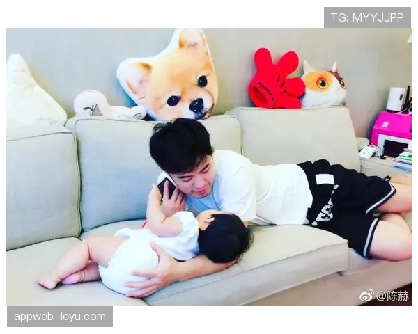 内马尔携家人晒温馨合影，父爱满满尽显幸福