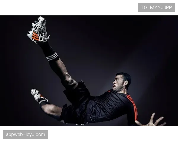 足球明星展新风采：场外生活与时尚亮点引关注