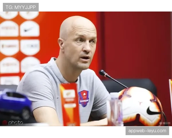 克鲁伊夫防守理念持续提升,助力球队重返巅峰的战术体系分析 克鲁伊夫防守理念持续提升,助力球队重返巅峰的战术体系分析