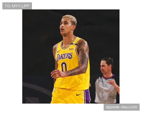 库兹马无球掩护拉开空间助力湖人稳定得分效率